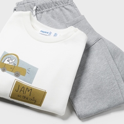Conjunto infantil com camisola branca estampada e calças cinzentas elásticas