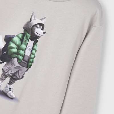 Camisola cinzenta clara com estampa de lobo vestido na frente