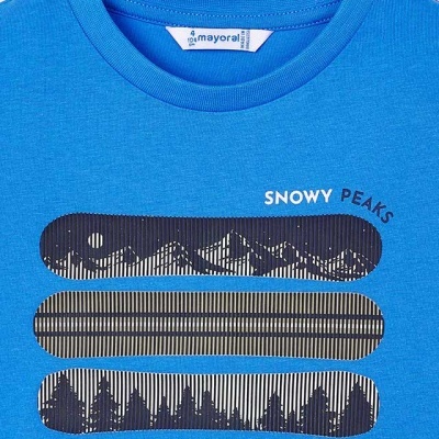 T-shirt azul de algodão com estampa de montanhas e texto SNOWY PEAKS