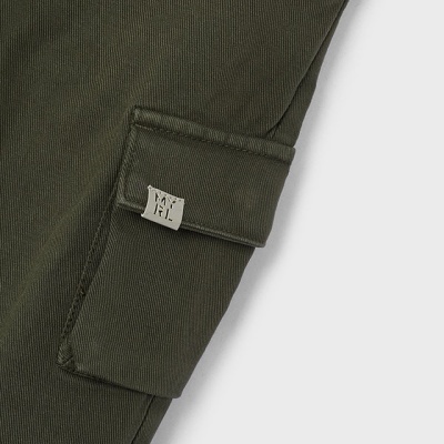 Calça verde-exército com bolso de aba e etiqueta
