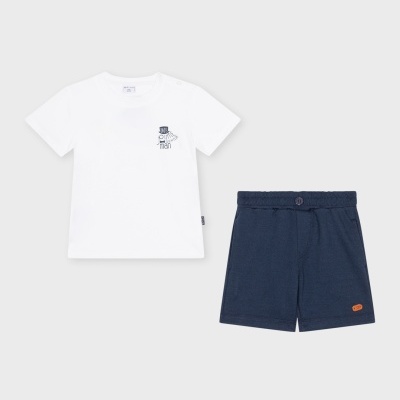 Conjunto de criança com t-shirt branca e calções azuis escuros