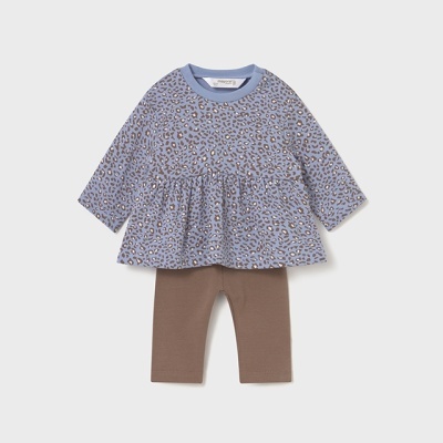 Conjunto infantil azul com padrão leopardo e calças castanhas