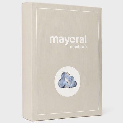 Caixa de embalagem cinzenta com texto Mayoral Newborn e janela em forma de nuvem que mostra tecido azul listrado.