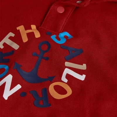 Camisa polo vermelha com estampado azul e letras coloridas