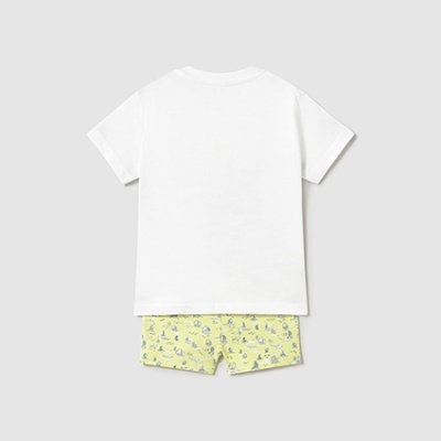 Conjunto infantil com camisola branca e calções amarelos estampados