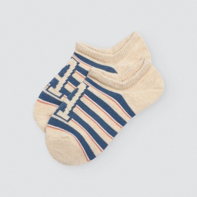 Meias curtas com riscas azuis e beges e letras grandes