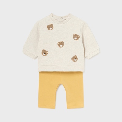 Conjunto bebé camisola bege com ursinhos e calças amarelas.
