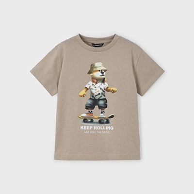 T-shirt bege com estampa de urso a andar de skate e texto em branco