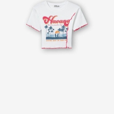 T-shirt cropped branca com estampa de Havana, palmeiras e sol, costuras vermelhas