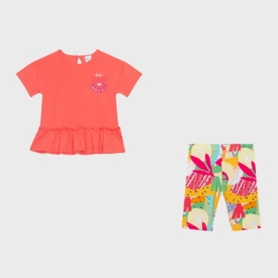 Conjunto infantil t-shirt coral com folho e calças curtas multicoloridas com padrão abstrato