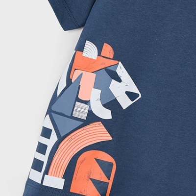 Camiseta azul marinho com estampa geométrica colorida e formas abstratas na lateral inferior