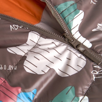 Casaco com padrão de folhas e fecho de correr