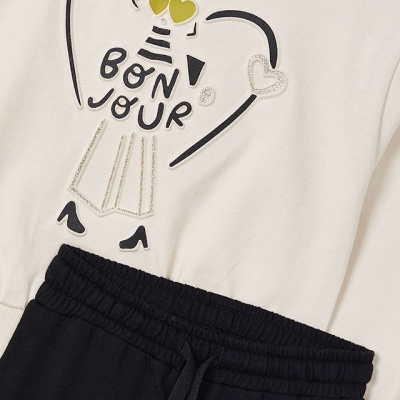 Conjunto de roupa creme e preto com estampa BONJOUR