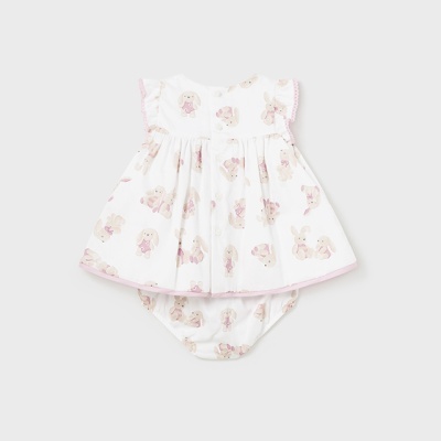 Vestido branco de bebé com padrão de coelhinhos cor-de-rosa e bege e cueca a condizer