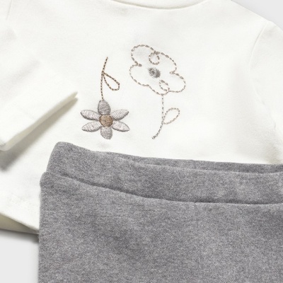 Conjunto de roupa para criança com camisola branca e calças cinzentas