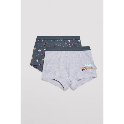 Dois boxers infantis, um cinza claro com controlador de videojogos e texto, outro azul escuro com padrão de videojogos