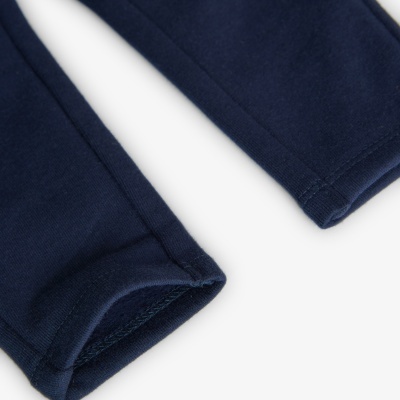 Detalhe das mangas de peça de roupa azul escura