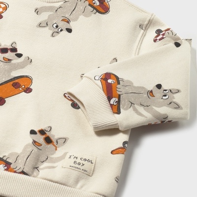 Camisola infantil bege com estampado de cachorros e skates.