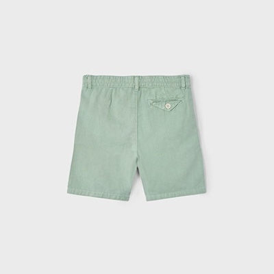 Calções verdes claros com bolso traseiro e botão