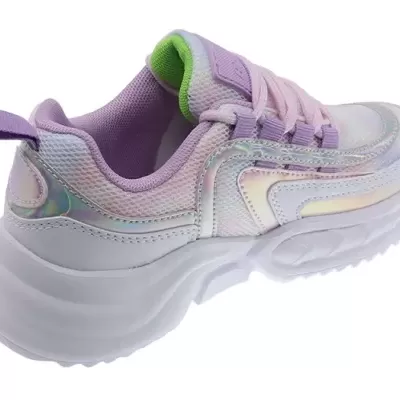 Ténis desportivo rosa claro com detalhes lilás e sola branca