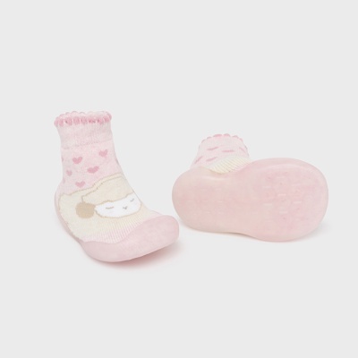 Meias rosa para bebé com sola antiderrapante e padrão de corações.