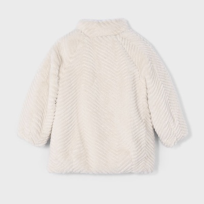 Casaco creme de criança felpudo com padrão diagonal, gola subida e mangas compridas
