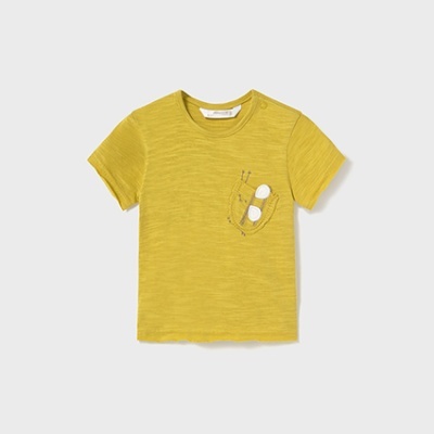 Camiseta infantil amarela com bordado de caracol e botões nos ombros