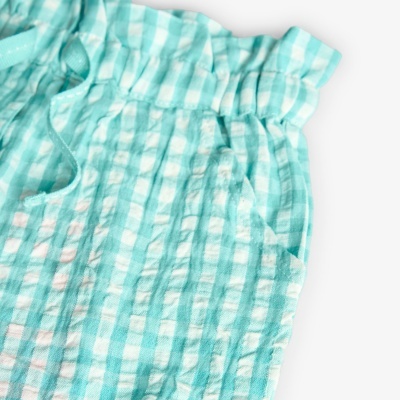 Calção azul turquesa com padrão xadrez branco e elástico na cintura