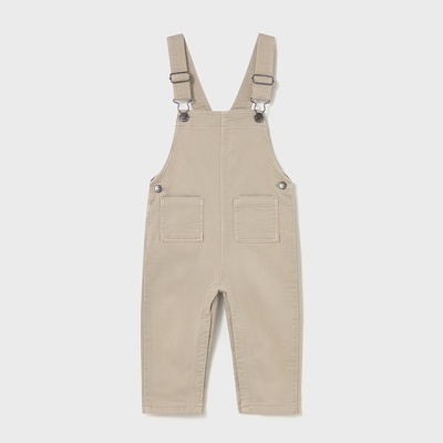 Jardineira de criança bege com alças e bolsos frontais