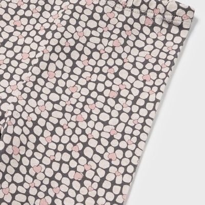 Pormenor de tecido com padrão de manchas brancas e corações rosas