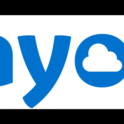 Logotipo azul da marca 'mayoral' em fundo branco