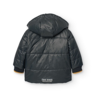 Casaco infantil acolchoado preto com capuz e texto impresso nas costas