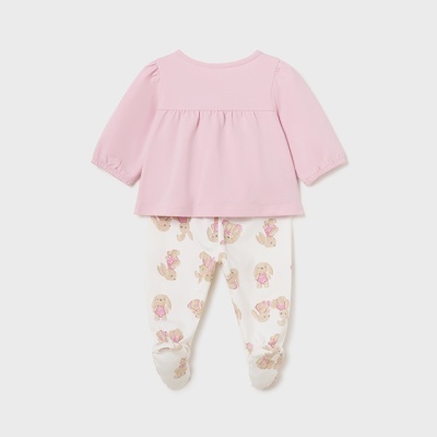 Conjunto de bebé com camisola rosa e calças brancas com coelhinhos cor-de-rosa e bege