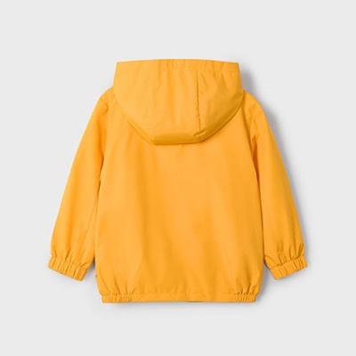 Casaco infantil amarelo com capuz visto de costas