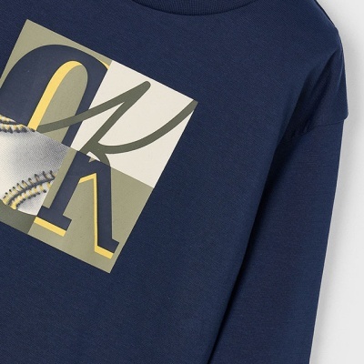 Camisola azul escura com estampado OK e bola de basebol