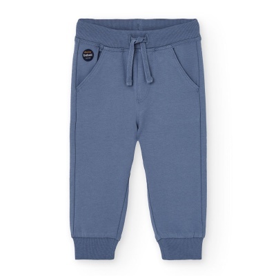 Calças azuis para criança com bolso frontal e cordão na cintura.