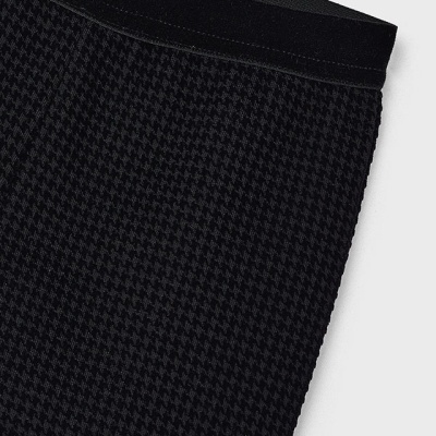 Tecido escuro com padrão pied-de-poule e acabamento em tecido liso preto
