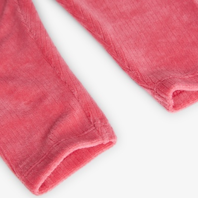 Mangas de roupa infantil rosa com textura suave