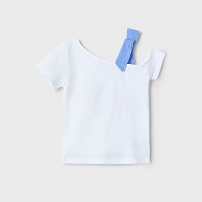 T-shirt branca com um ombro assimétrico e laço azul claro