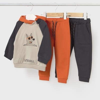 Conjunto infantil com camisola de capuz bege e preta com estampa de cão e dois pares de calças de fato de treino laranja e preto