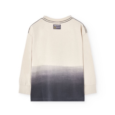 Camisola de manga comprida branca com degradé cinzento e etiqueta SOCIETY no interior.