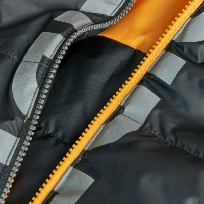 Casaco acolchoado preto com fecho amarelo e faixas cinzentas