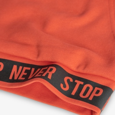Tecido vermelho alaranjado com cinta preta 'NEVER STOP'