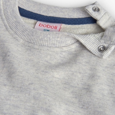 Gola de camisola cinza com fechos de pressão e etiqueta boboli 12M