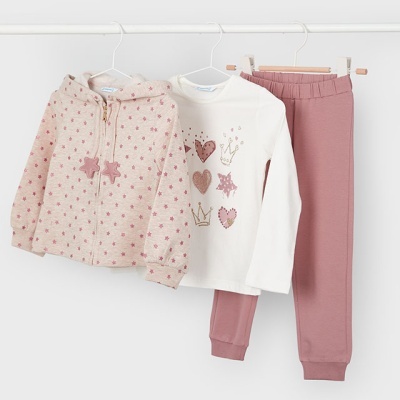 Conjunto infantil com casaco bege de estrelas cor-de-rosa, t-shirt branca com corações e coroas, e calças cor-de-rosa.