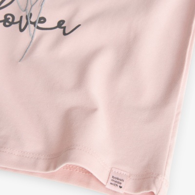 Parte inferior de t-shirt rosa clara com etiqueta 'boboli made with ♡'.