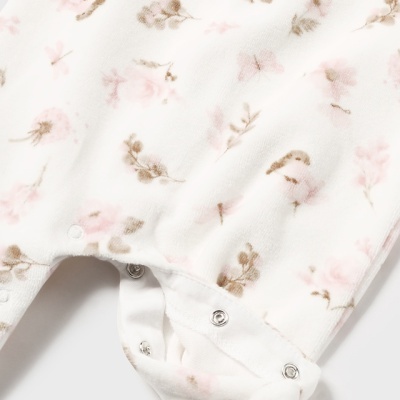 Pano branco para bebé com padrão floral e fechos metálicos