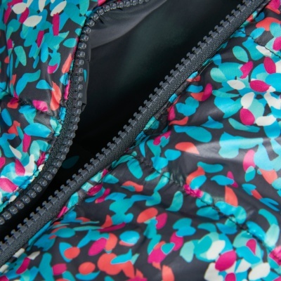 Casaco acolchoado com padrão floral colorido e fecho de correr preto aberto