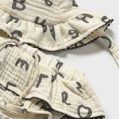 Conjunto de bebé em algodão cru com letras pretas e bordado negro nas bordas