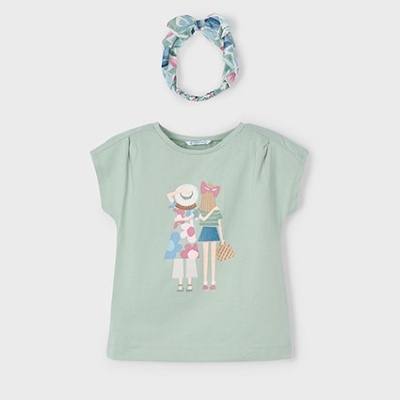 T-shirt verde-água com ilustração de raparigas e faixa de cabelo colorida